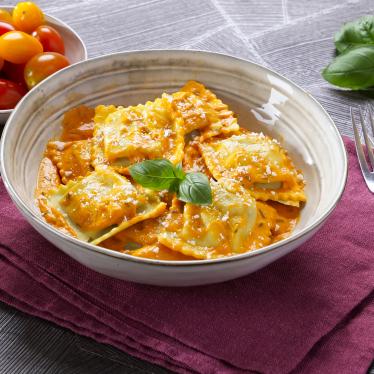 Ravioli ricotta spinazie in tomaat mascarponesaus